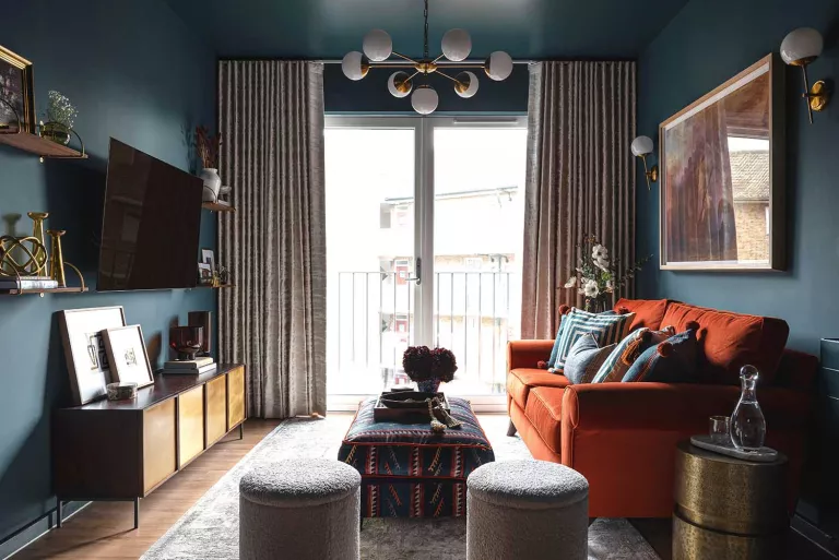 PHÒNG KHÁCH phòng khách màu xanh với ghế sofa màu cam trong một căn hộ  (Tín dụng hình ảnh: Uliana Grishinaa ) Màu xanh đậm là chủ đề xuyên suốt căn hộ bijou này, nổi bật với những mảng màu sáng. Enass đã sử dụng màu xanh Hague Blue của Farrow và Ball cho phòng khách . Màu cam là một trong những màu tốt nhất để đi cùng với màu xanh lam vì nó vừa tương phản vừa phù hợp với sự phong phú của nó. Ghế sofa này là của  Lounge Co(mở trong tab mới).