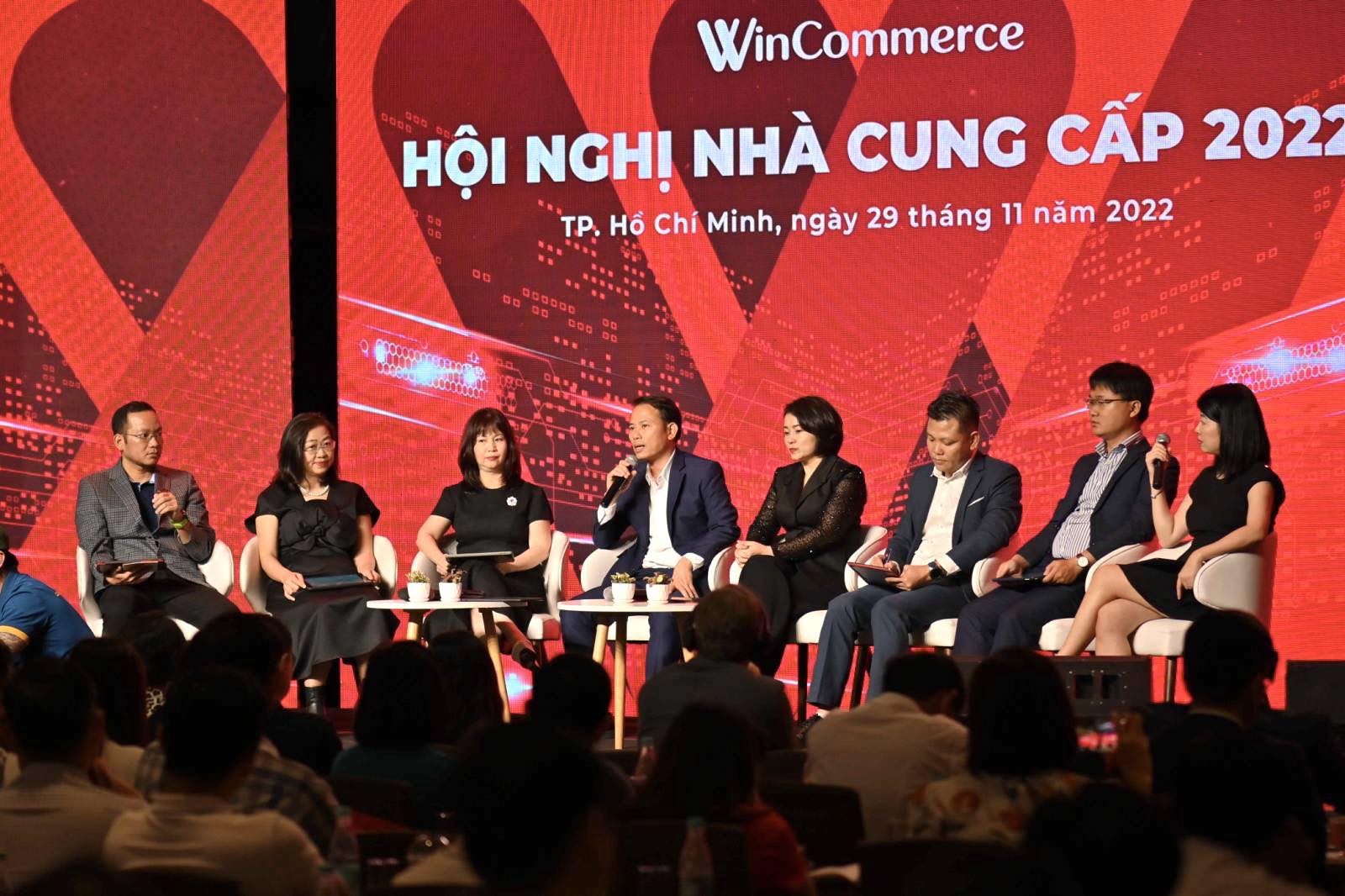 Ban lãnh đạo WinCommerce chia sẻ, giải đáp thắc mắc của quý đối tác - Ảnh: WinCommerce