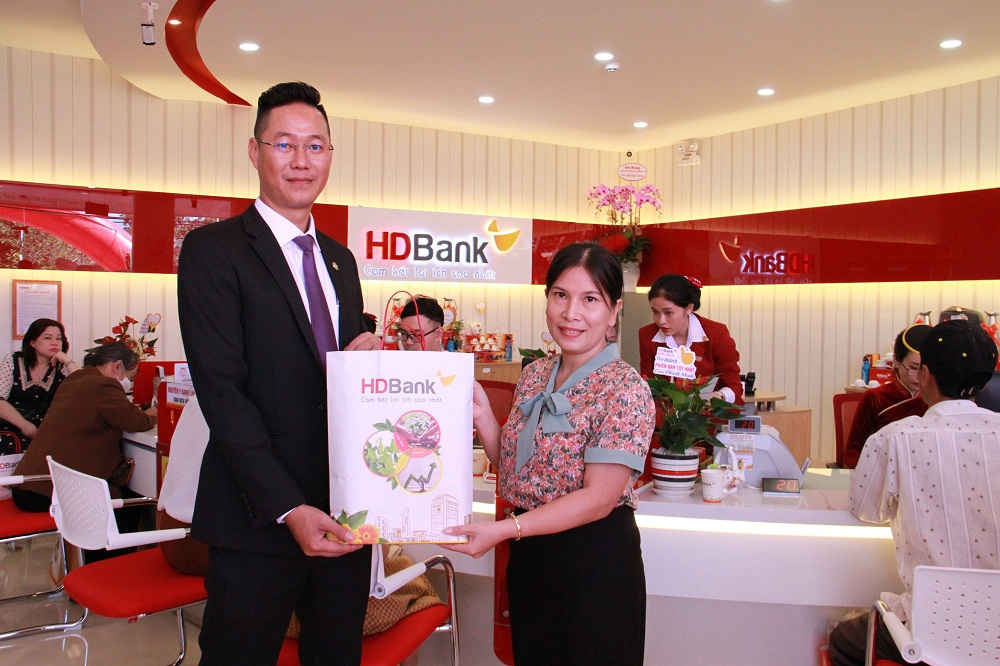 Nhân dịp khai trương trụ sở mới, HDBank Đắk Bla dành tặng những khách hàng địa phương tới giao dịch nhiều phần quà hấp dẫn, thiết thực - Ảnh: HDBank