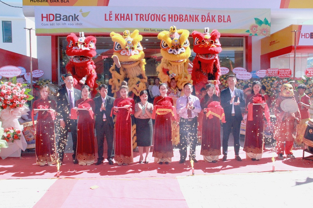 Theo đó, ngày 29/11, HDBank Đắk Bla chính thức khai trương tại số 931 Phạm Văn Đồng, phường Trần Hưng Đạo, TP Kon Tum , tỉnh Kon Tum - Ảnh: HDBank
