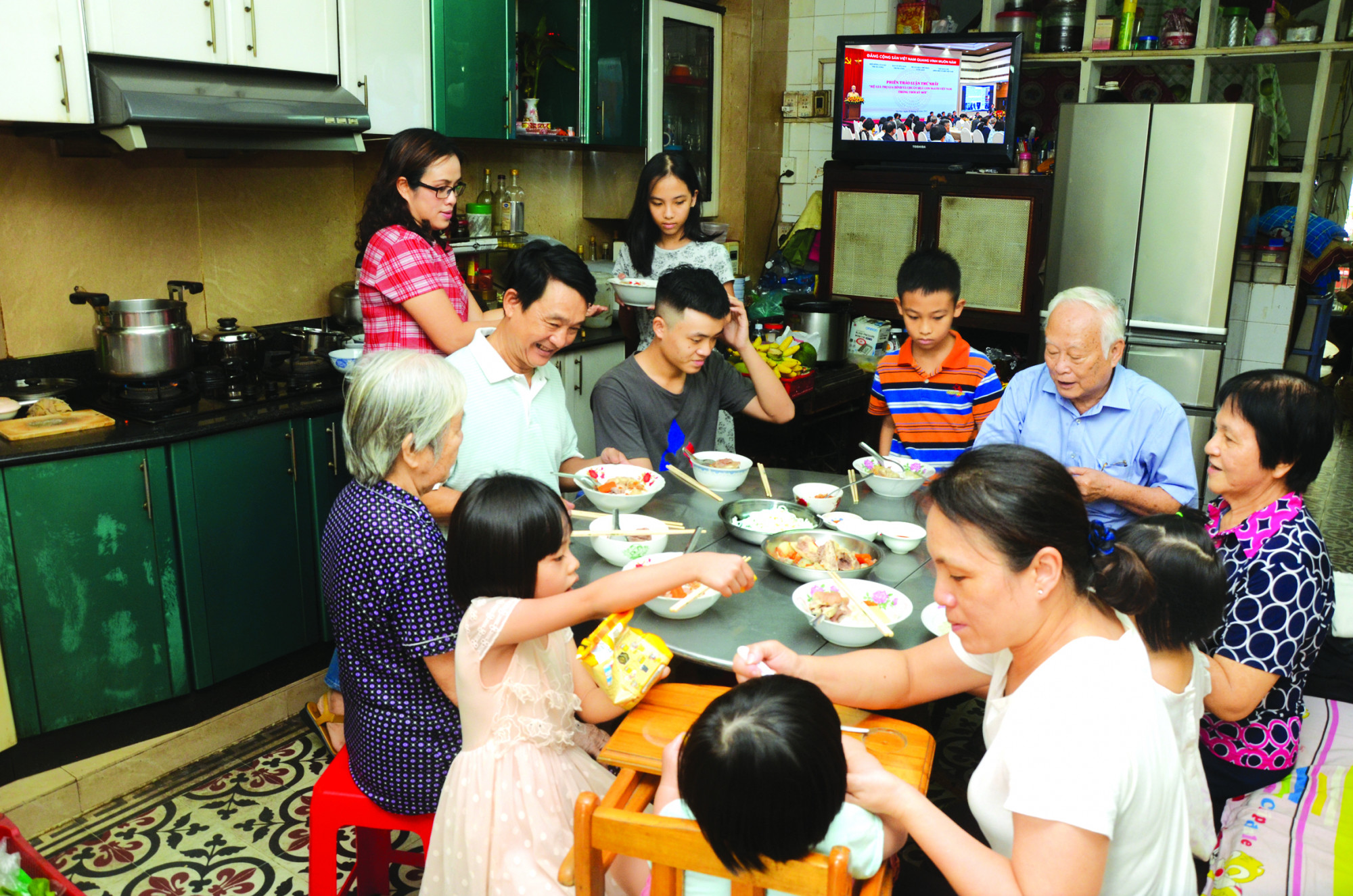 Bữa cơm gia đình là nơi hội tụ, đoàn kết, gặp gỡ và gắn bó hơn các thành viên trong gia đình với nhau (trong ảnh: Một đại gia đình ở TPHCM được Hội LHPN TPHCM ghi nhận là gia đình văn hóa - hạnh phúc) Ảnh: Phùng Huy