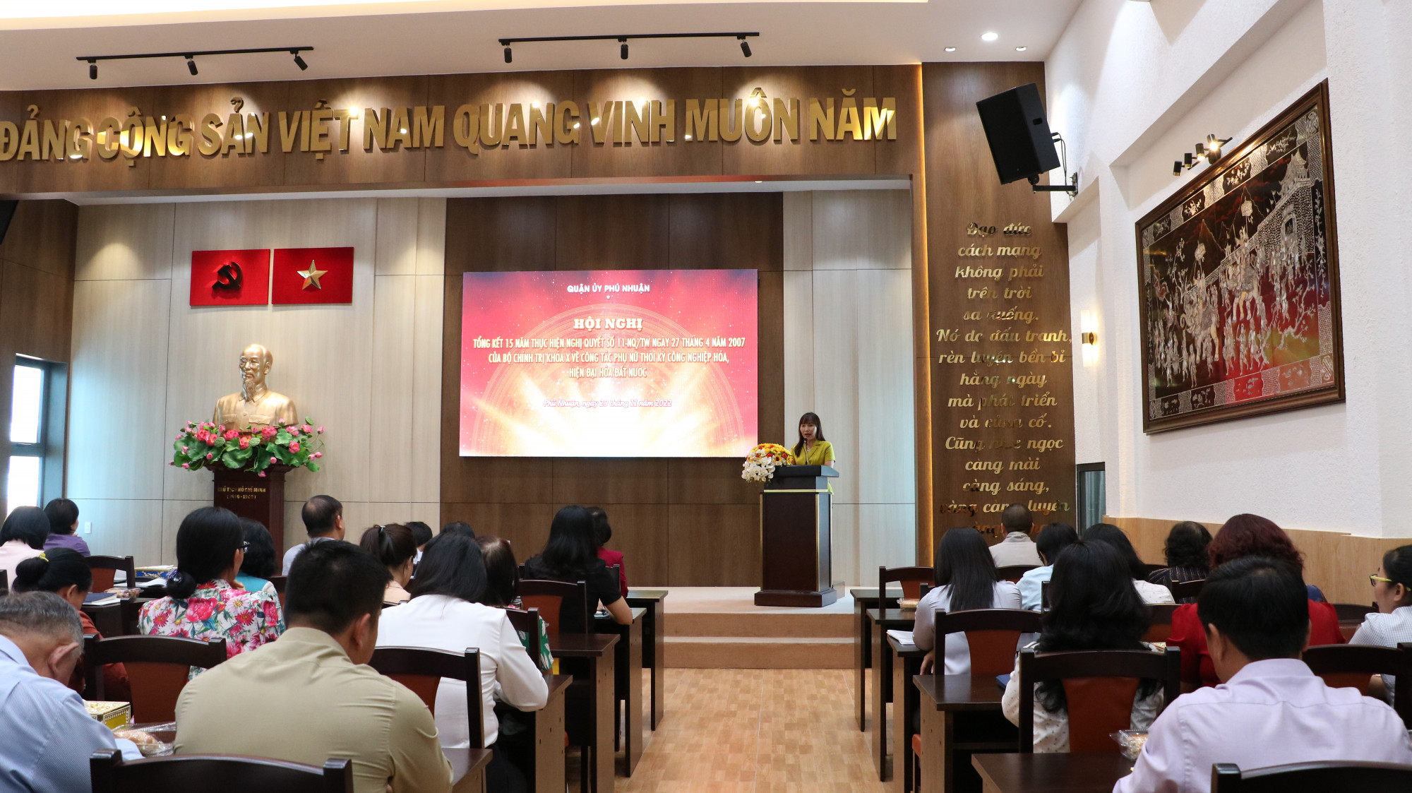 Bà Trịnh Thị Thanh - Phó chủ tịch Hội LHPN TP.HCM phát biểu ý kiến