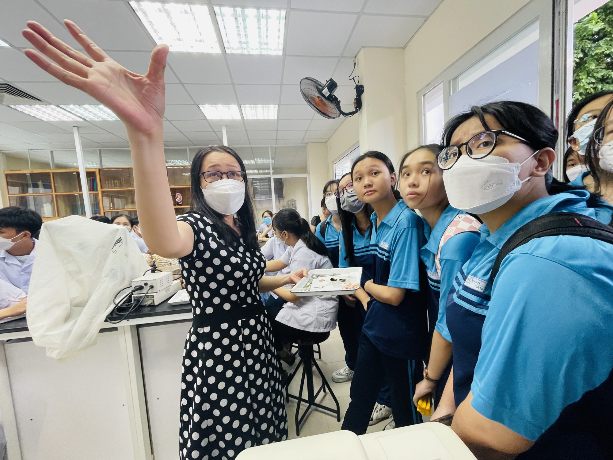 Học sinh Trường THPT Bùi Thị Xuân tham quan lớp học sư phạm Sinh tại Trường ĐH Sư phạm TPHCM