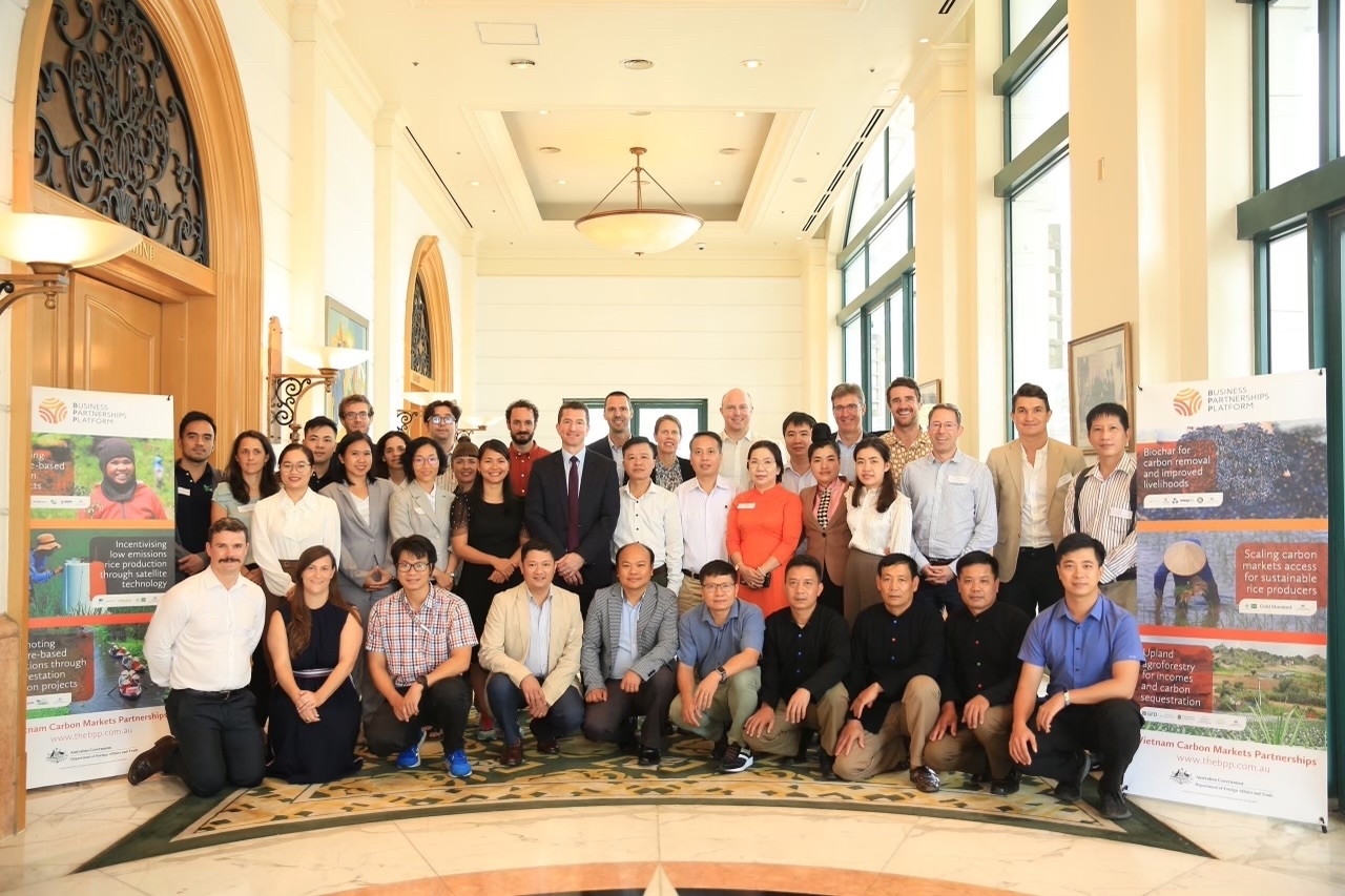 Đại biện lâm thời Mark Tattersall cùng đại diện sáu dự án quan hệ đối tác chống biến đổi khí hậu tại Việt Nam. Ảnh: ĐSU