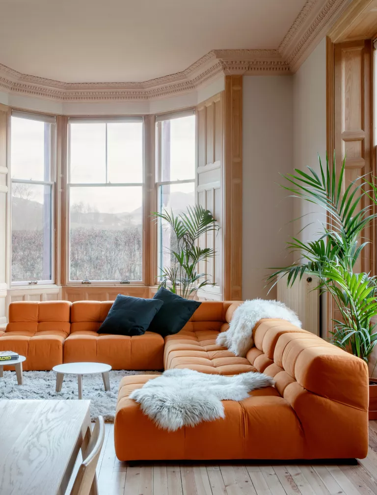 6. NÂNG CAM Phòng khách với ghế sofa màu cam  (Tín dụng hình ảnh: Dun Aluinn)  Cho dù màu cam tươi tắn và tràn đầy năng lượng hay với tông màu đất nung trầm lắng hơn, màu cam có vẻ sẽ tiếp tục trở lại vào năm 2023. Hãy chọn các sắc thái nhẹ nhàng hơn để có cách tiếp cận tinh tế hơn hoặc táo bạo hơn để mang phong cách hoài cổ của thập niên 70.  Chúng tôi yêu thích cách chiếc ghế sofa B&B Italia Tufty-Too màu cam này xác định khu vực sinh hoạt tại Dun Aluinn, một điểm đến được thiết kế đẹp mắt ở Cao nguyên Scotland, nơi dẫn đầu xu hướng ghế sofa hiện tại . Kiến trúc sư Susie Whyte cho biết: “Tôi lấy tín hiệu từ cảnh quan: chủ yếu là những ngọn đồi thạch nam màu cam cháy của mùa đông, cũng như ánh sáng vàng ấm áp từ mặt trời lặn qua cửa sổ liền kề mỗi tối. 'Tôi đã kiên quyết thay đổi nội thất truyền thống của Victoria và chiếc ghế sofa này có vẻ như là câu trả lời.'