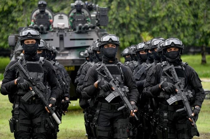 ít nhất 15 binh sĩ và cảnh sát Indonesia đã bị sa thải hoặc bị kiện vì là người đồng tính.
