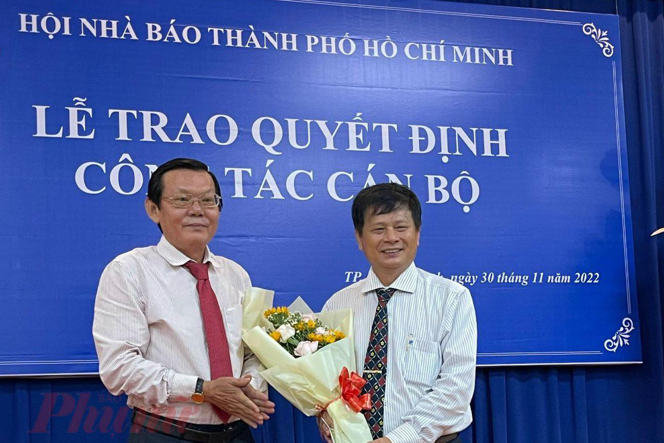 Ông Trần Trọng Dũng (phải) - Phó chủ tịch Hội nhà báo Việt Nam tặng hoa chúc mừng Chủ tịch Hội nhà báo TPHCM Nguyễn Tấn Phong