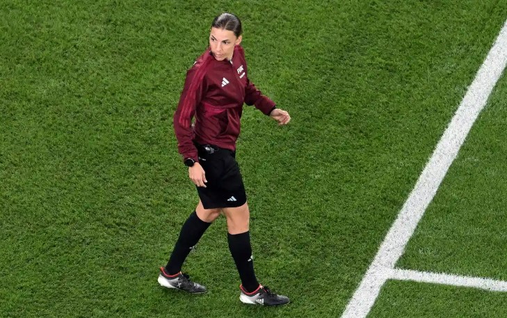 Stéphanie Frappart đã làm nên lịch sử sớm hơn ở World Cup khi được bổ nhiệm làm trọng tài thứ tư của trận Mexico vs Ba Lan. Ảnh: Kirill Kudryavtsev/AFP/Getty Imagesv