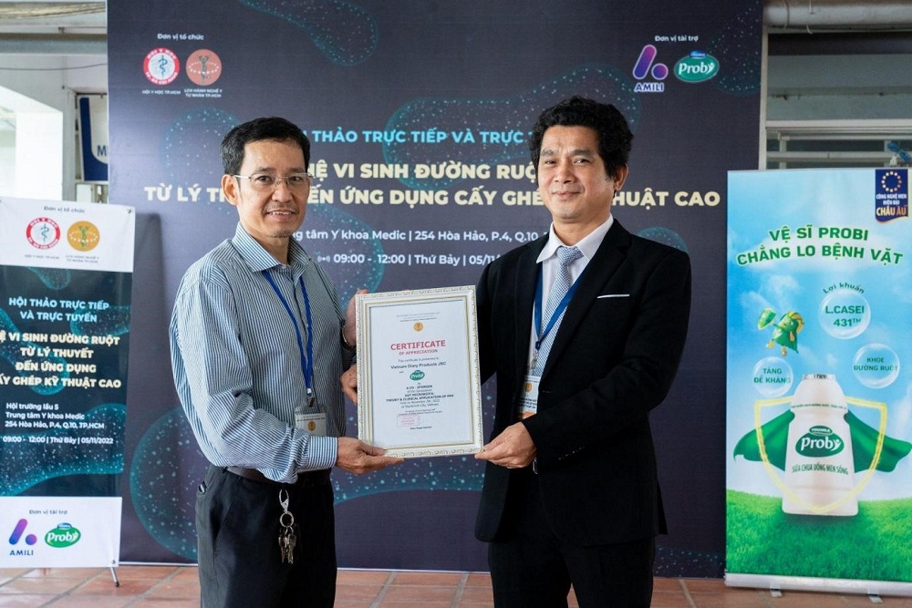 Đại diện Công ty Vinamilk (với nhãn hàng Probi), bác sĩ Nguyễn Vũ Linh nhận thư cảm ơn tài trợ của Liên chi hội Hành nghề y tư nhân TPHCM - Ảnh: Hữu Hạnh
