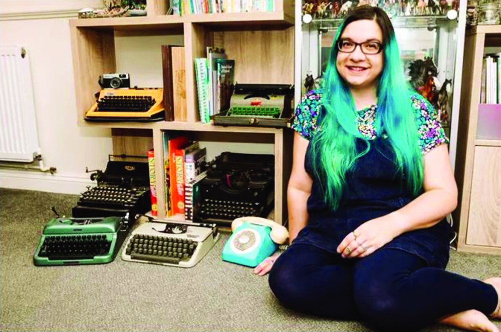 Carla Watkins bên bộ sưu tập máy đánh chữ của mình  - Ảnh: Guardian
