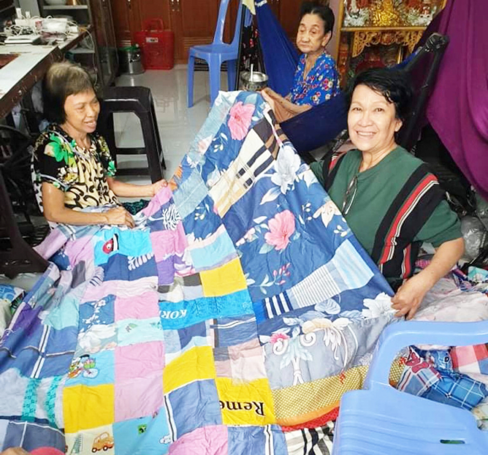 Bà Xuân Mai giúp tìm nơi tiêu thụ cho những người phụ nữ may mền bằng vải vụn