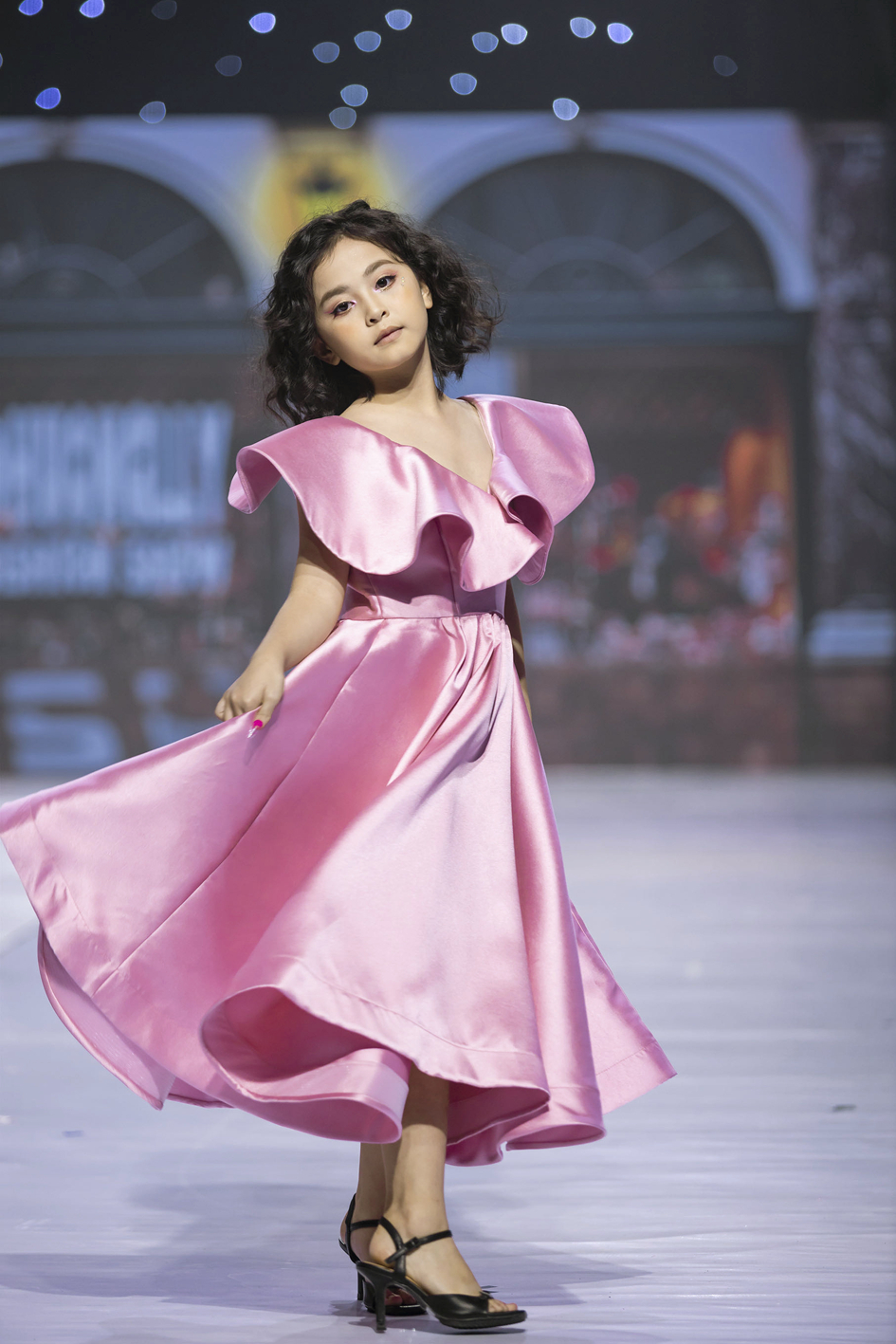 Người mẫu nhí trình diễn trong  sự kiện thời trang Búp bê show 2 của nhà thiết kế Phương Hồ