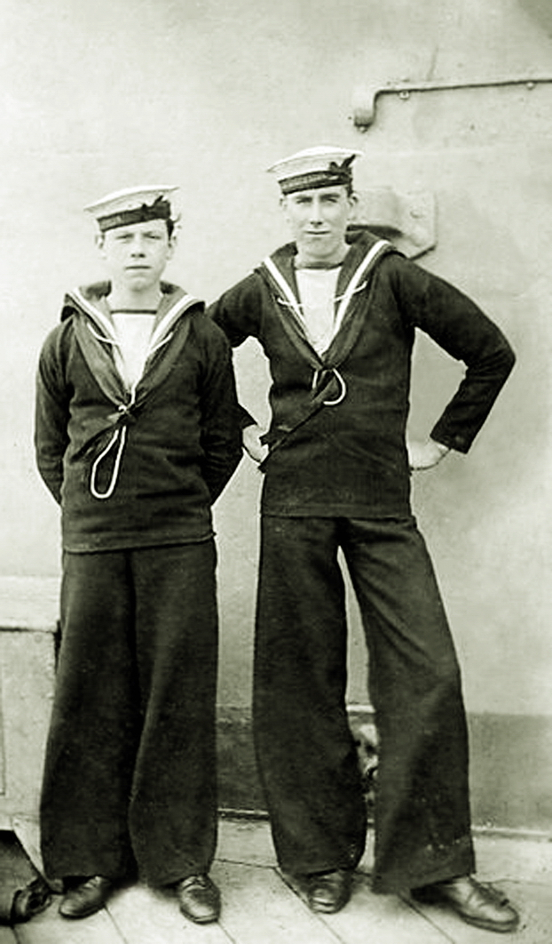 Thủy thủ Mỹ mặc quần ống loe để dễ dàng thao tác khi vệ sinh tàu, thay đồ…