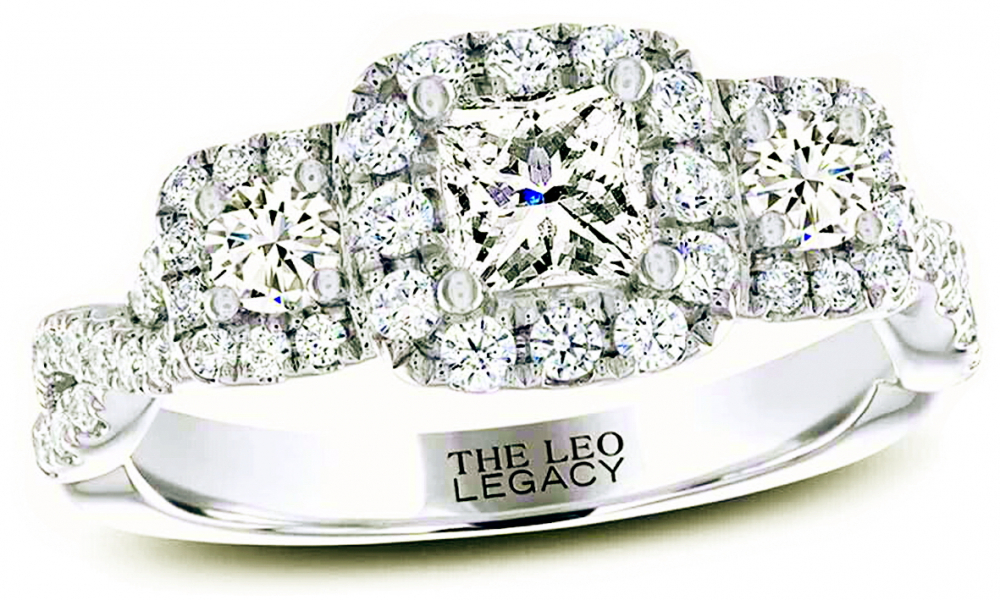 Mẫu nhẫn cưới cao cấp THE LEO LEGACY của thương hiệu Kay Jewelers (Mỹ) làm từ vàng trắng 14K, đính 3 viên kim cương nhân tạo - ẢNH: KAY JEWELERS