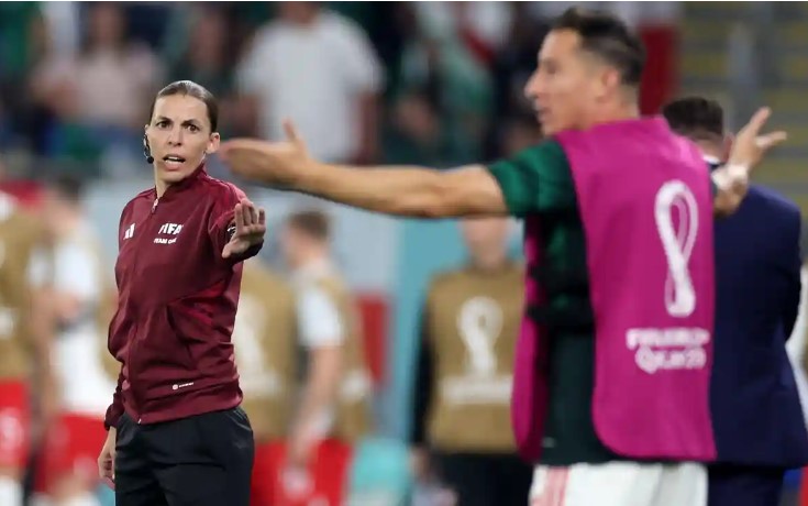 Stéphanie Frappart làm nhiệm vụ chính thức thứ tư trong trận đấu Mexico v Ba Lan. Ảnh: Carl Recine/Reuters