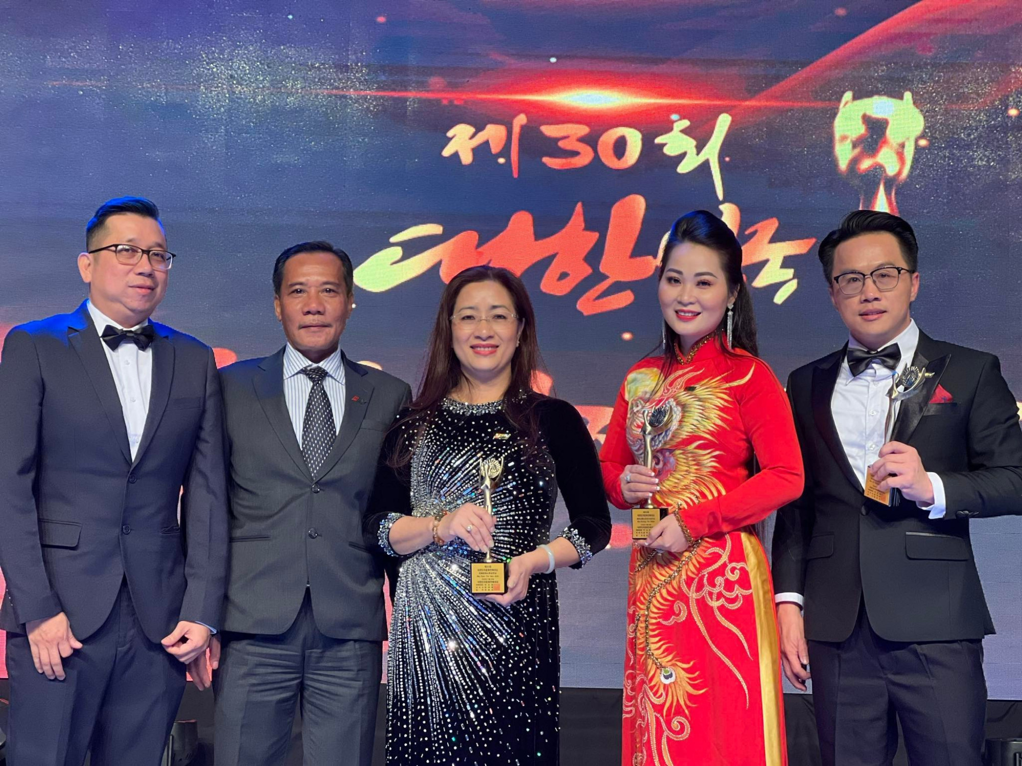 Từ phải sang: MC Tấn Tài, chuông vàng vọng cổ Ngọc Diễm, bà Vân Anh (trưởng ban Ca nhạc của HTV) nhận giải thưởng vào tối 30/11