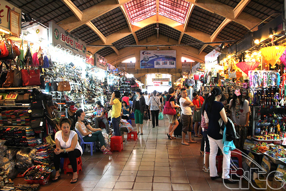 Trong thời gian ở TPHCM, rất nhiều du khách ghé chợ Bến Thành, Bình Tây, An Đông, hay trung tâm thương mại để tham quan, mua sắm