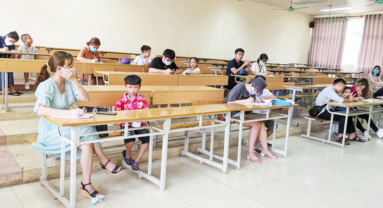 Chỉ mới cuối học kỳ I nhưng cuộc đua tuyển sinh đầu cấp cho năm học sau ở Hà Nội đã nóng lên  (trong ảnh: Phụ huynh đăng ký tuyển sinh cho con vào Trường tiểu học và THCS Thăng Long - Hà Nội năm học 2021-2022) - ẢNH: M.T