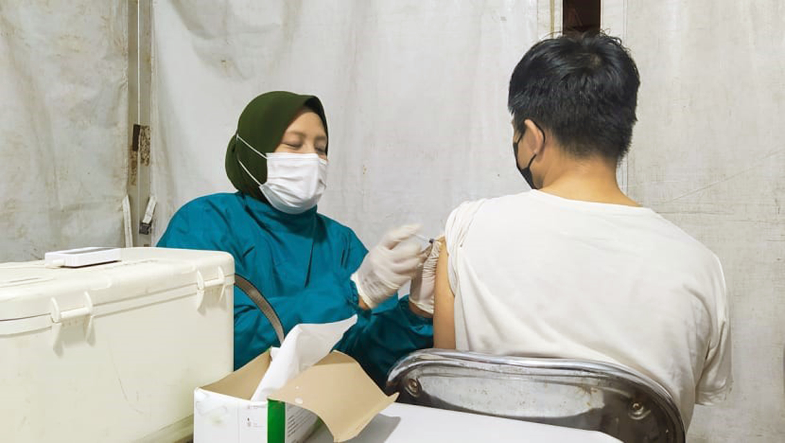 1 người đàn ông được tiêm vắc xin HPV tại Singapore - ẢNH: CAN