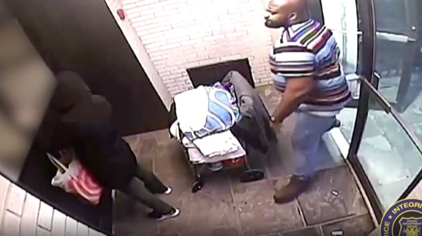 Một người đàn ông được nhìn thấy trong video giám sát đã đấm một phụ nữ lớn tuổi gốc Á hơn 100 lần ở Yonkers, New York.