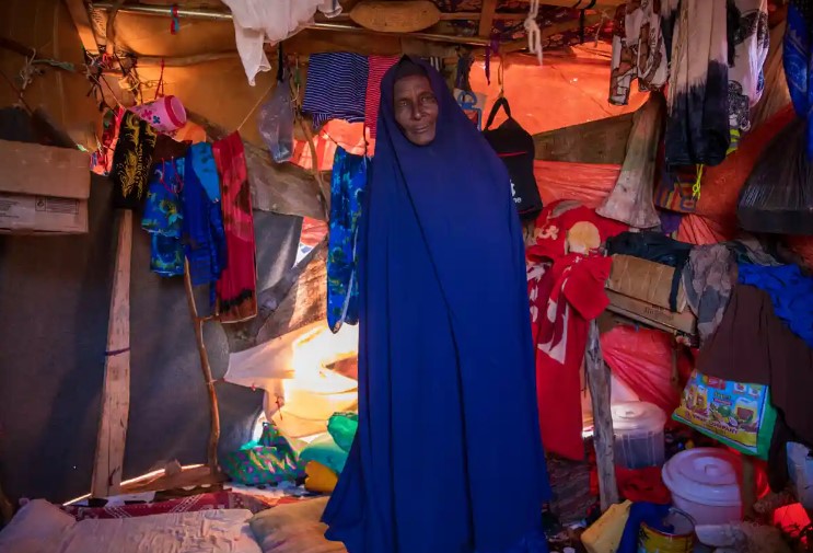 Nuro Yusef, một nữ hộ sinh 60 tuổi, cho biết bà đã đỡ khoảng 500 trẻ sơ sinh tại trại Xaarxaar trong 18 tháng kể từ khi bà đến đây. “Bé bây giờ nhỏ hơn nhiều so với bình thường. Rất nhiều phụ nữ mang thai phá thai trong ba tháng đầu. Phụ nữ rất đói nên khi sinh họ rất yếu. Họ gặp rất nhiều khó khăn trong việc kiếm sữa.  “Nhưng vấn đề lớn trong các trại là có quá ít sự bảo vệ, đặc biệt là vào ban đêm,” cô nói. “Không có đèn, không có hàng rào và bạo lực, hãm hiếp phụ nữ là một vấn đề. Khi phụ nữ đi lấy nước, kiếm củi hay thậm chí đi vệ sinh. Nếu có một vụ cưỡng hiếp hoặc cố ý cưỡng hiếp, thì không thể tìm ra thủ phạm và những người đàn ông thực hiện việc này biết điều đó.”