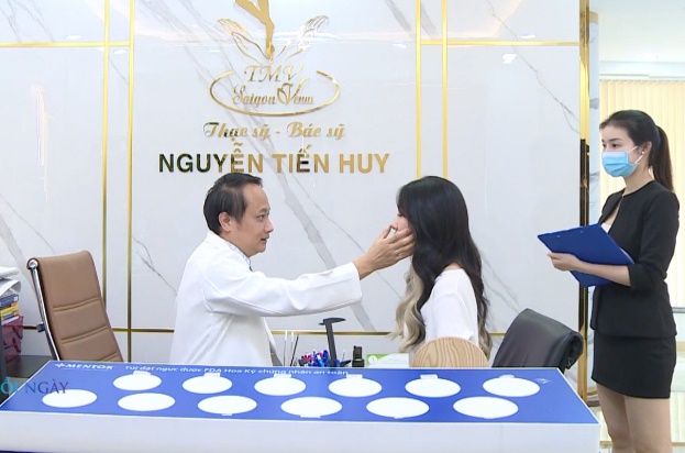 Thạc sĩ - bác sĩ Nguyễn Tiến Huy đang tư vấn, thăm khám khách hàng nâng mũi cấu trúc Fascia - Ảnh: SaiGon Venus