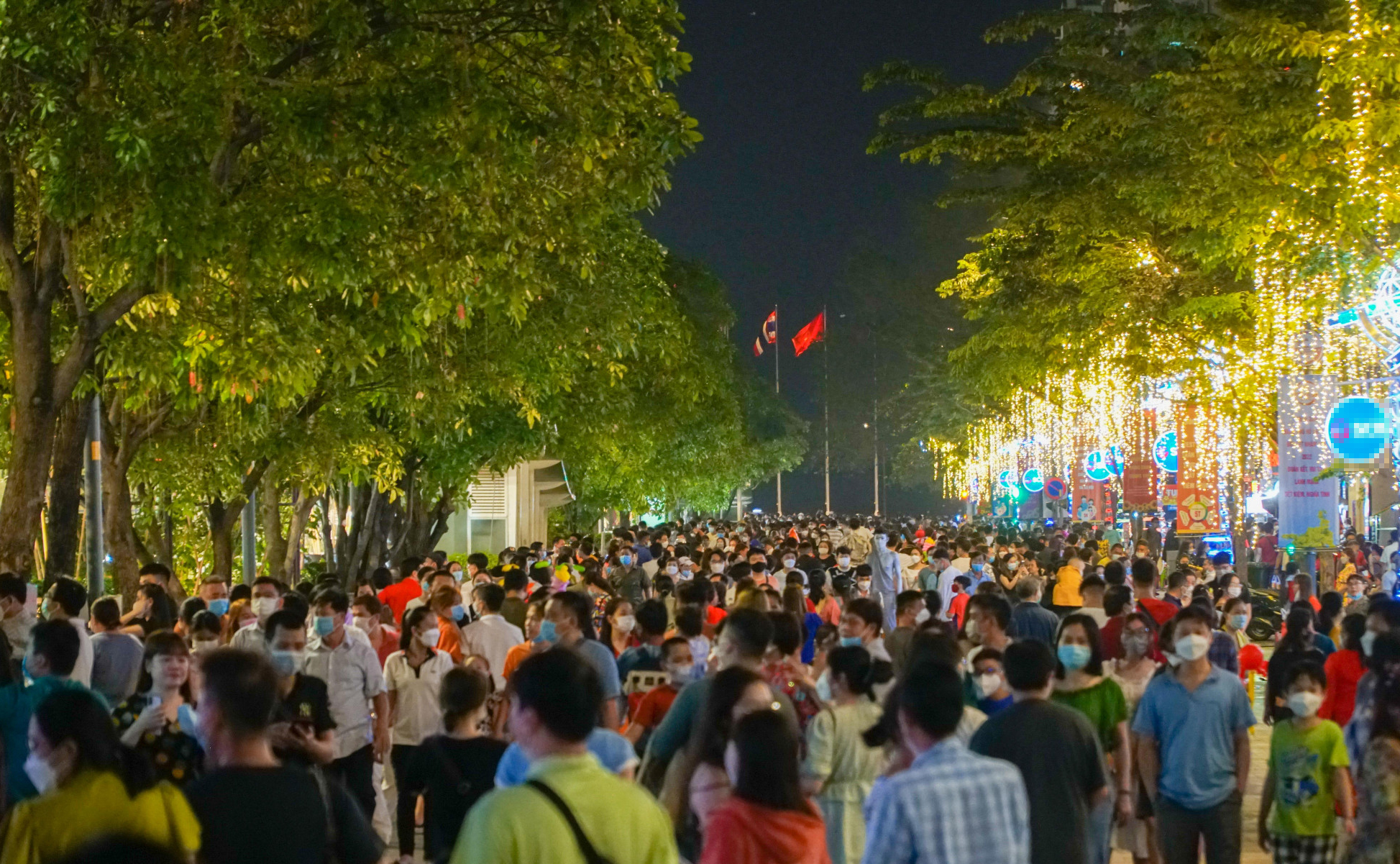 Đường hoa và người dân tham quan đường hoa Nguyễn Huệ 2022 (Ảnh: Tam Nguyên)