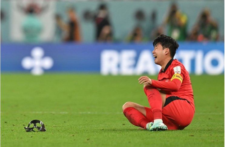 Ngay khi trọng tài thổi còi kết thúc trận đấu, đội trưởng Hàn Quốc Son Heung-min đã ngồi trên sân cỏ, bật khóc nức nở.  Anh cho biết mình đã rơi những giọt nước mắt hạnh phúc, sau khi đội tuyển đánh bại Bồ Đào Nha 2-1.