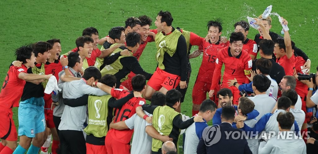 Thắng lợi này giúp đội tuyển Hàn Quốc có lần thứ ba trong lịch sử lọt vào vòng 16 đội. Trước trận đấu, các chuyên gia nhận định cơ hội đi tiếp của các chàng trai đến tự xứ kim chi vô cùng mỏng manh, tuy nhiên họ đã đoạt vé đi tiếp một cách kịch tính. Họ vượt ba đội xếp thứ ba là Uruguay ghi nhiều bàn thắng hơn (4 so với 2 bàn) khi có cùng 4 điểm sau 3 lượt trận vòng bảng.