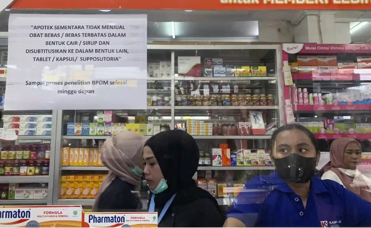 Một hiệu thuốc ở Jakarta, Indonesia, trưng biển thông báo tạm thời ngừng bán xi-rô thuốc. Ảnh: Tatan Syuflana/AP