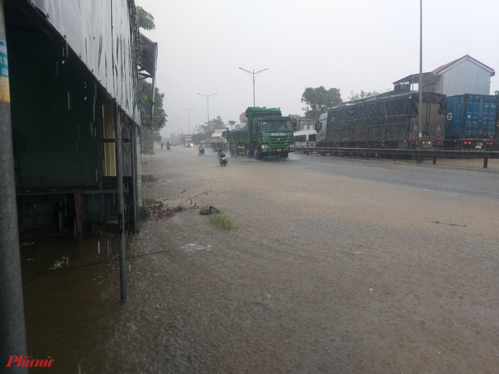Tại xã Lộc Trì huyện Phú Lộc (Thừa Thiên Huế) nước mưa lớn gây ngập lụt chia cắt nhiều nơi trên địa bàn xã này