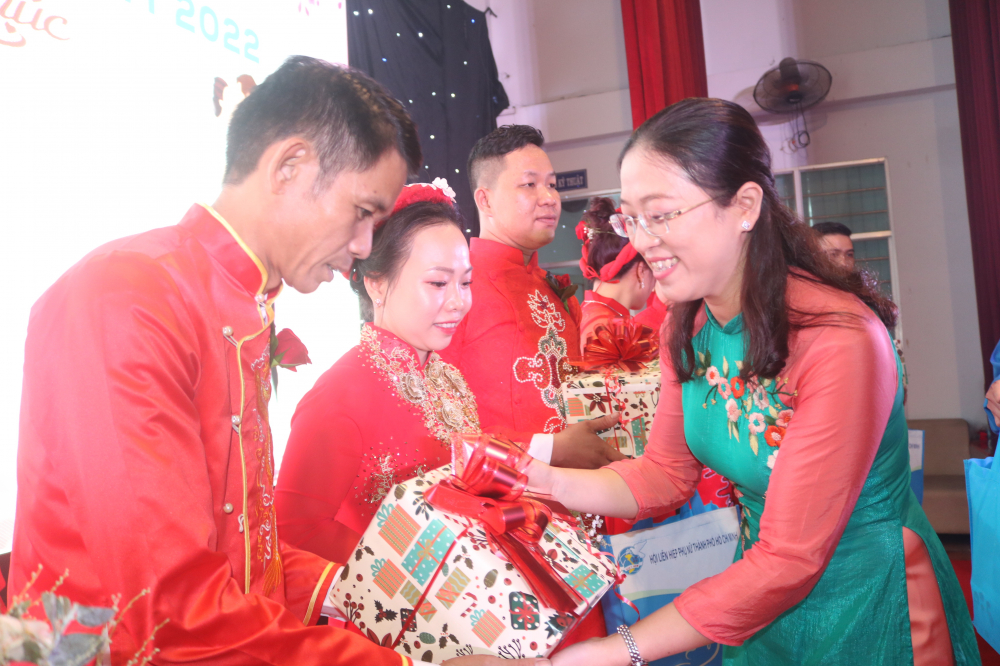 Bà Huỳnh Đặng Hà Tuyên - Chủ tịch Hội LHPN quận Bình Tân - gửi những phần quà ý nghĩa tới các cặp đội. 