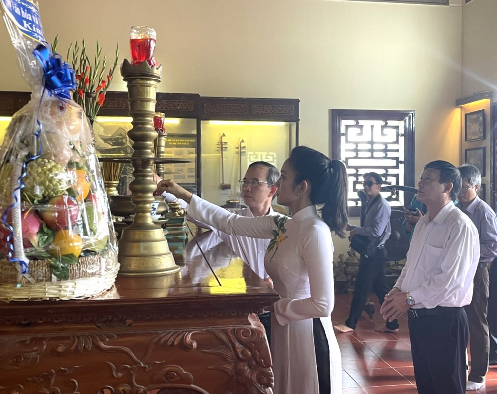 Phó Giám đốc Sở Văn hóa - Thể thao TPHCM Nguyễn Thị Thanh Thúy cùng đoàn công tác TPHCM dâng hương tại Đền thờ danh nhân văn hóa Đào Tấn.