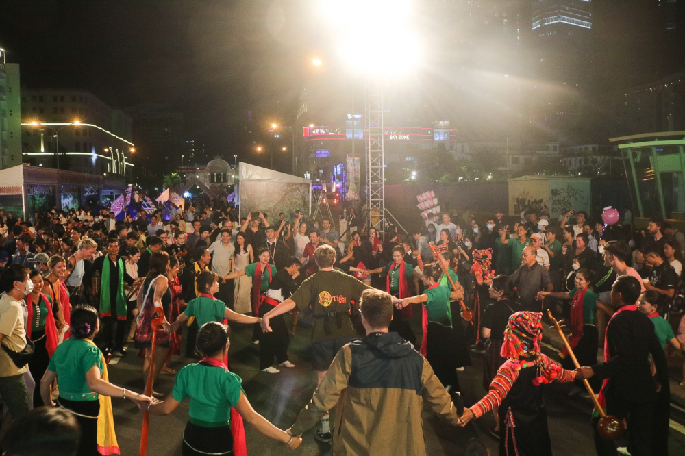 Người dân, du khách TPHCM và các nghệ nhân Lai Châu giao lưu tại Tuần lễ văn hóa du lịch Lai Châu tại TPHCM năm 2022.