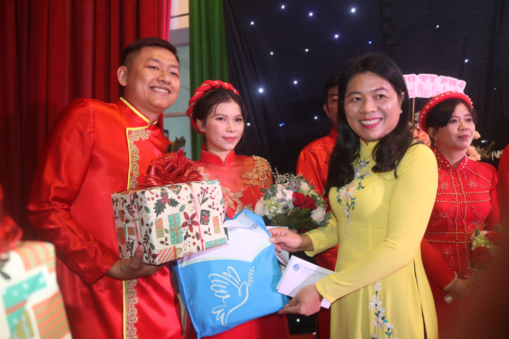 Bà Nguyễn Trần Phượng Trân - Chủ tịch Hội LHPN TP.HCM - tới dự lễ cưới, tặng quà chúc mừng các cặp đôi. 