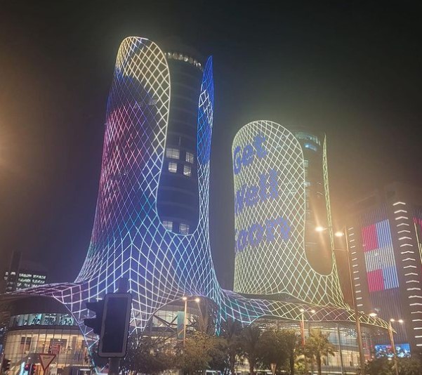 Một tòa nhà ở Qatar đã chúc huyền thoại bóng đá Pele sớm khỏe lại