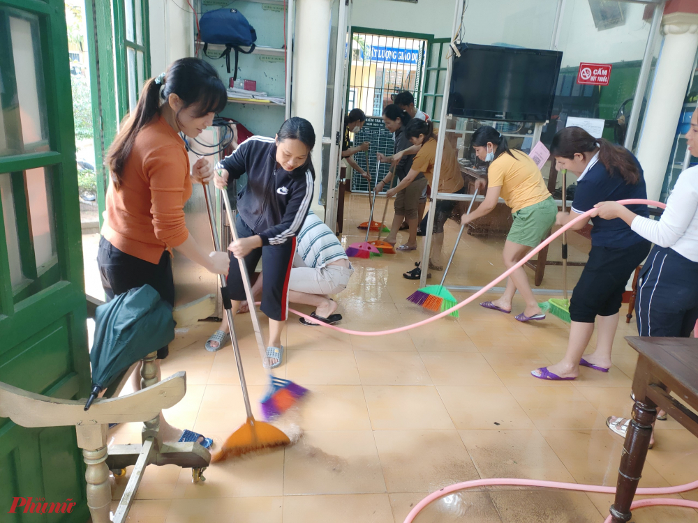 Tại trường THCS thị trấn Phú Lộc nước lũ vào phòng học hơn 1, 2m, nước vừa rút nhà trường đã huy động 50 cán bộ giáo viên đến trường để dọn bùn non, lau chùi bàn ghế học sinh