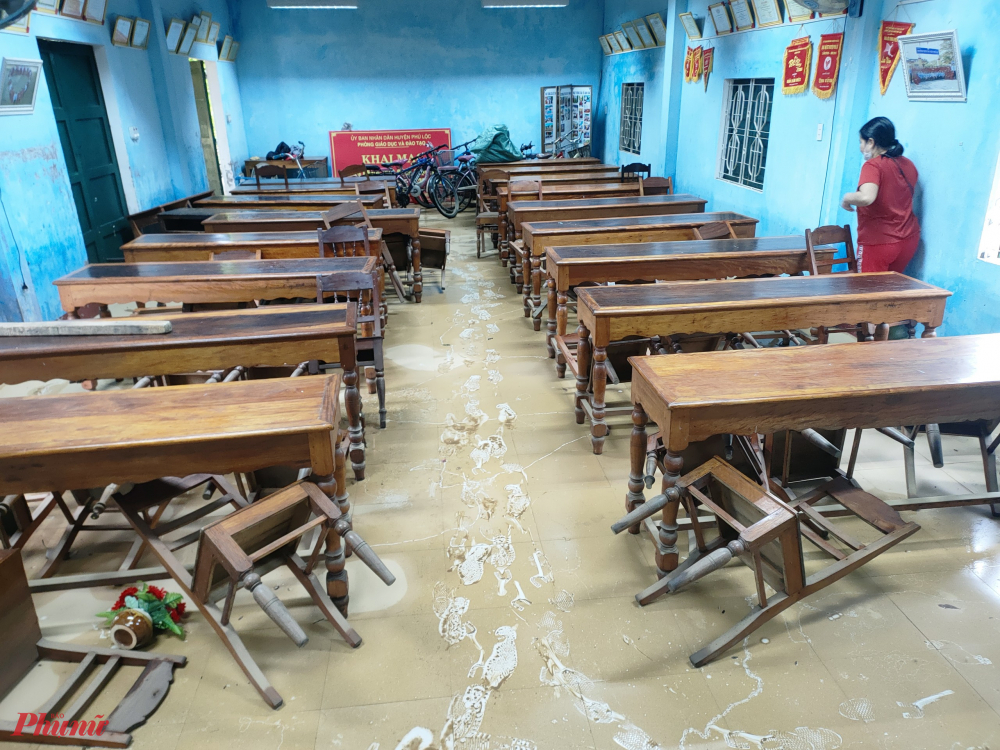 Trường THCS Thị trấn Phú Lộc cũng là điểm trường bị ngập nặng nhất trong đợt lũ muộn này