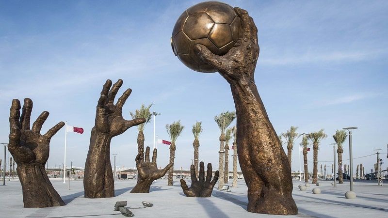 Tác phẩm của nghệ sĩ người Iraq Ahmed Al Bahrani lấy ý tưởng từ môn thể thao bóng ném. 