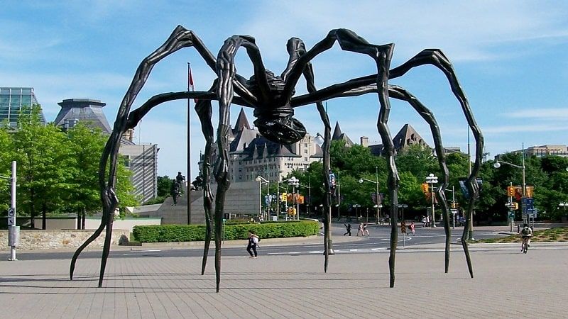 Maman là tên tác phẩm của Louise Bourgeois, khắc hoạ con nhện khổng lồ, bằng đá cẩm thạch, thép, đồng, đặt trước Trung tâm Hội nghị Quốc gia. Thông qua hình ảnh con nhện, 