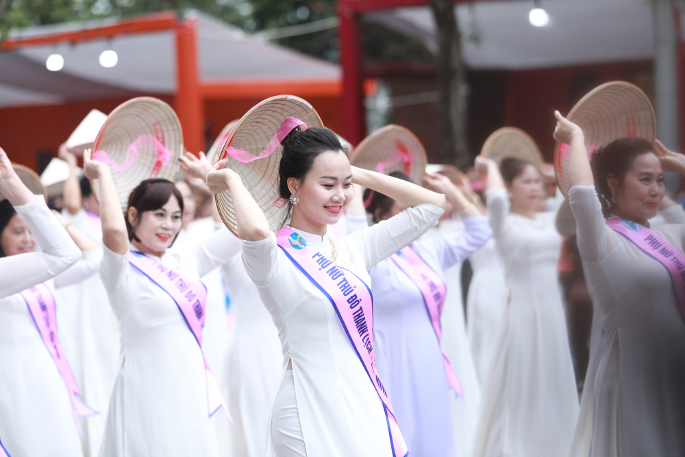 Lễ hội áo dài du lịch Hà Nội 2022 được tổ chức từ ngày 2-4/12 với điểm nhấn là phần biểu diễn, diễu hành áo dài 3 miền trên phố đi bộ ngày 4/12.