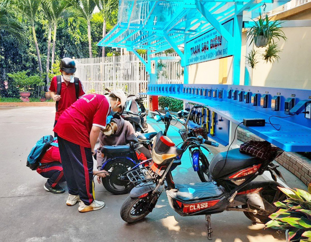 Trường THPT Tây Thạnh (quận Tân Phú) xây dựng trạm sạc điện để khuyến khích học sinh đi xe điện - ẢNH: P.T