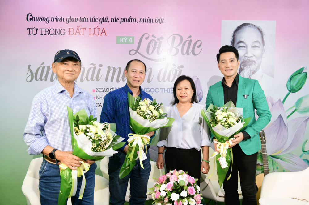Bà Tạ Thị Nam Hồng - Phó tổng biên tập Báo Phụ nữ TPHCM - tặng hoa cho các vị khách mời của chương trình: nhạc sĩ Nguyễn Ngọc Thiện (trái), nhạc sĩ Bảo Huy và ca sĩ Nguyễn Phi Hùng