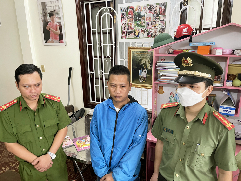 Công an đọc quyết định bắt Nguyễn Thanh Lâm (sinh năm 1987, trú tại phường An Đông, TP Huế) người chịu trách nhiệm nhận tài khoản đánh bạc từ Nguyên rồi phân chia thành 19 tài khoản con