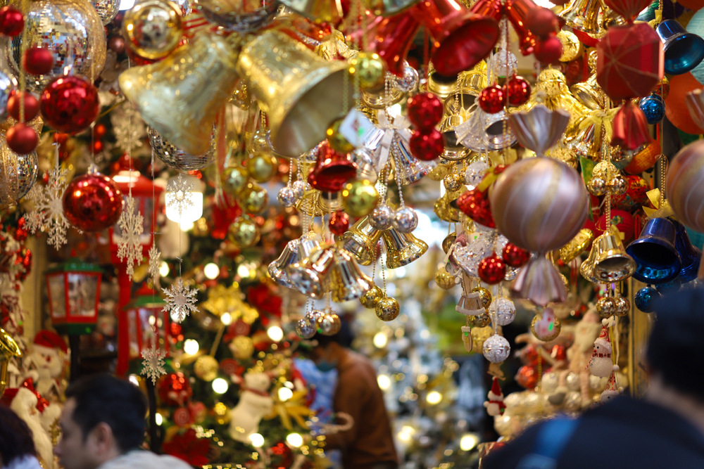 Toàn phố hàng Mã giờ đây lung linh với những món đồ Noel đầy màu sắc như quả châu, chuông, cây thông Noel, người tuyết...