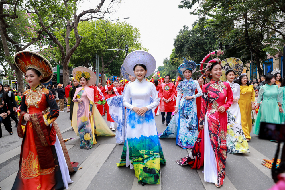 Những bộ áo dài lộng lẫy đặc trưng của cả 3 miền Việt Nam được biểu diễn trước công chúng và du khách.