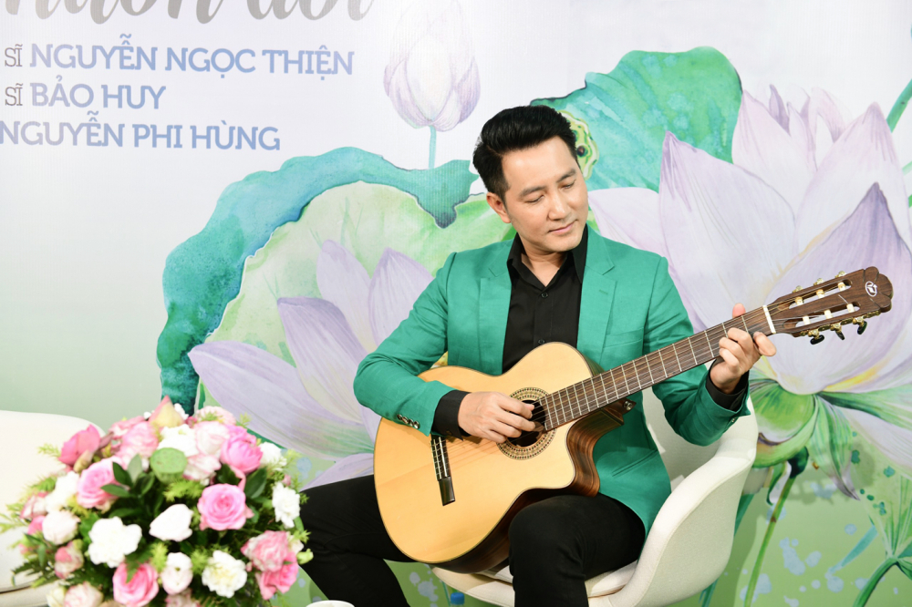 Ca sĩ Nguyễn Phi Hùng thể hiện ca khúc Di chúc Người còn đó trong tập 2 của chương trình - ẢNH: NGUYỄN QUANG