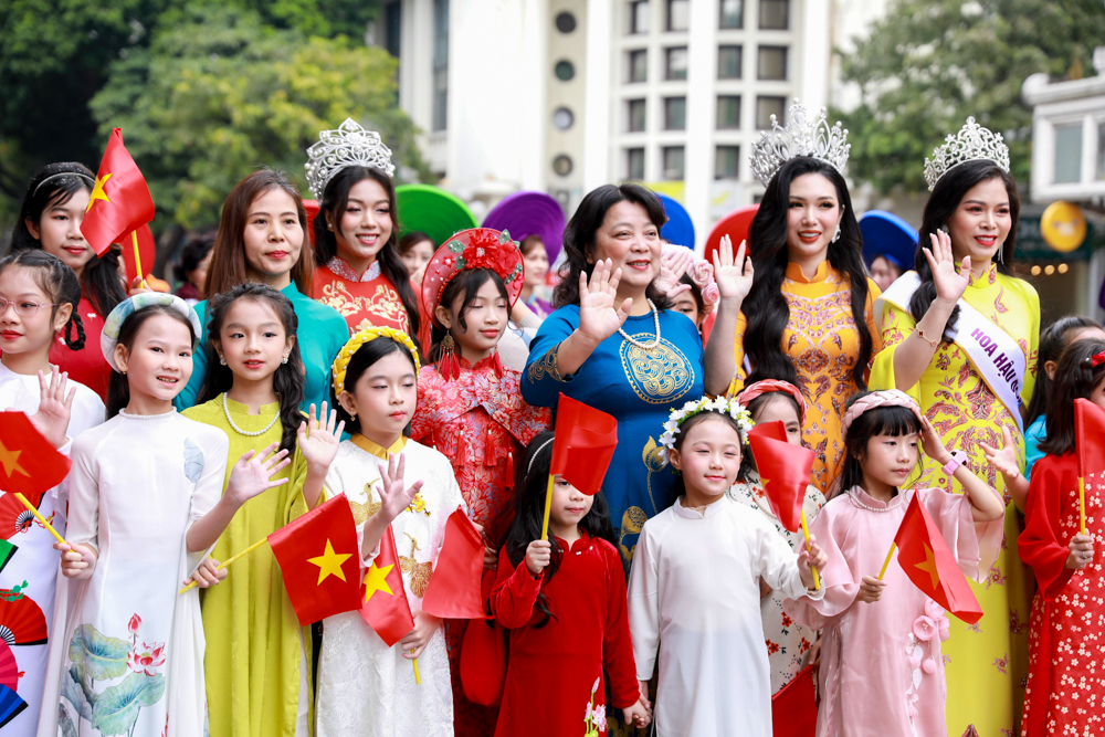 Diễn ra trong 3 ngày, công chúng và du khách được tìm hiểu về lịch sử áo dài và chiêm ngưỡng vẻ đẹp của trang phục truyền thống Việt Nam.