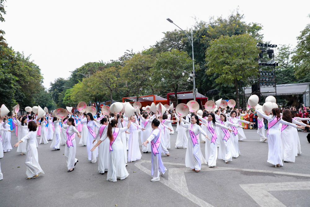 Trong hoạt động này, có gần 1000 chị em phụ nữ cùng tham gia diễu hành, biểu diễn vẻ đẹp của áo dài Việt Nam, đặc trưng của áo dài khắp 3 miền Bắc - Trung - Nam.