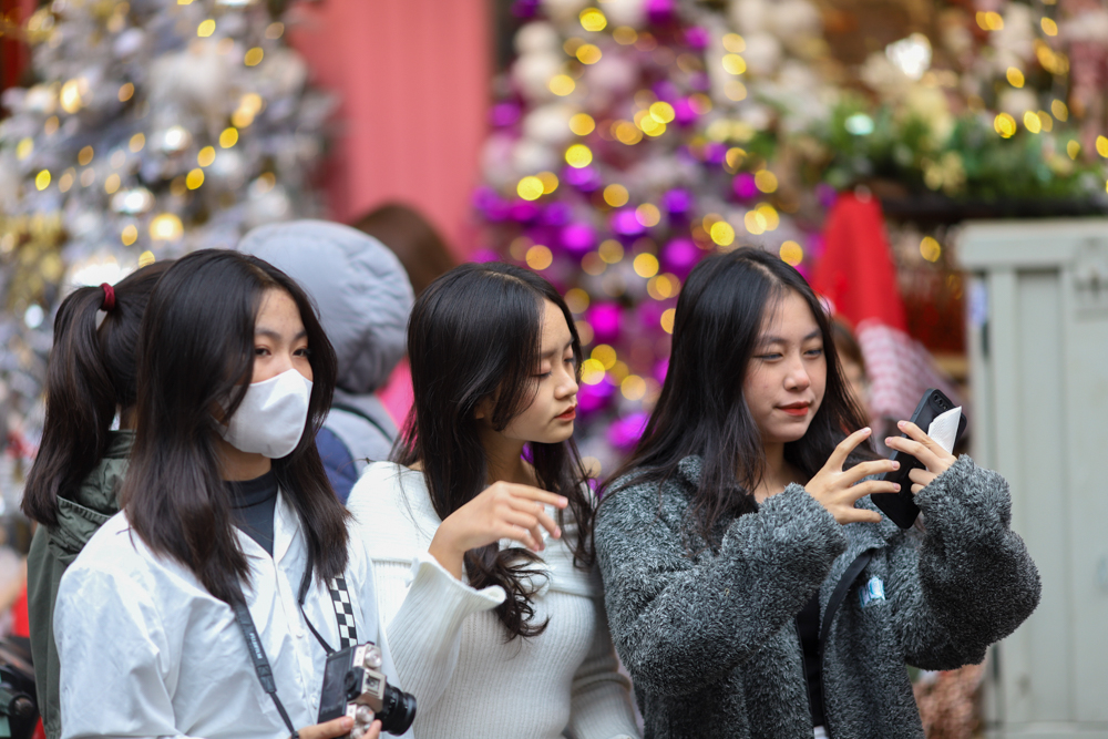 Chỉ còn gần 3 tuần nữa là tới chính lễ Giáng sinh, lúc này, phố hàng Mã đang ở thời điểm lộng lẫy nhất, cũng là lúc các bạn trẻ tìm tới để chụp ảnh, check in nhiều nhất.